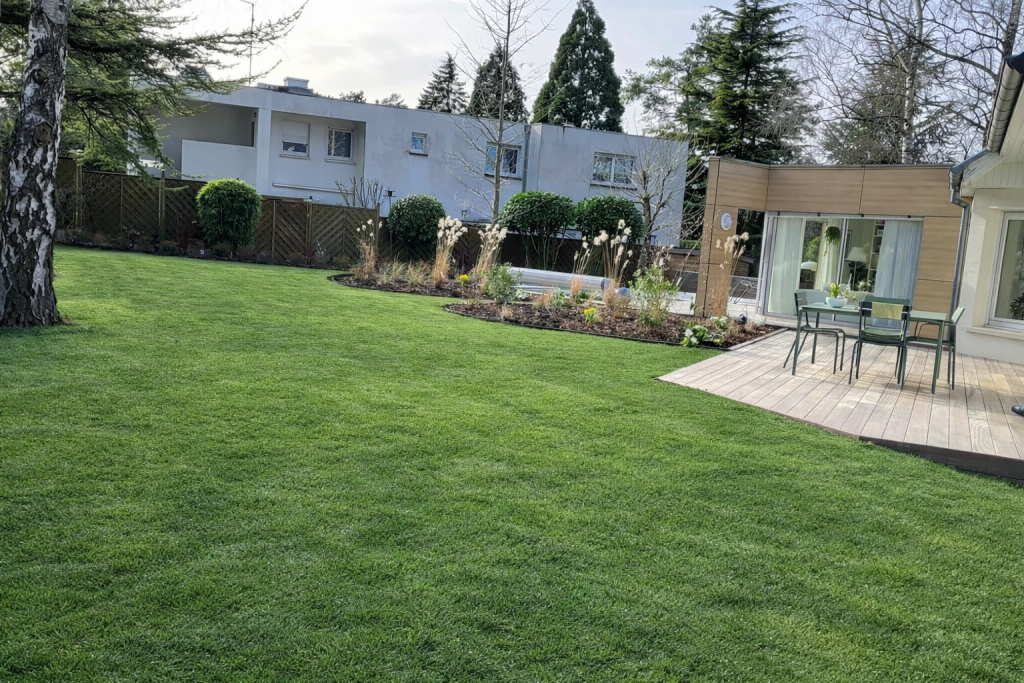 terrain amenagé avec gazon et terrasse en bois 
